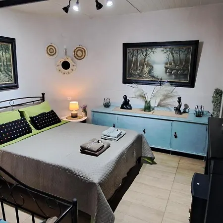 Zoe Garden Apartment