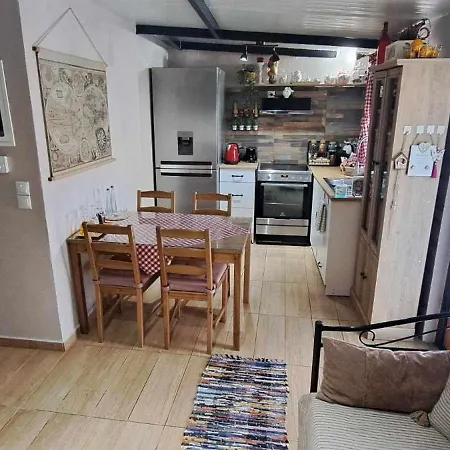 Zoe Garden Apartment